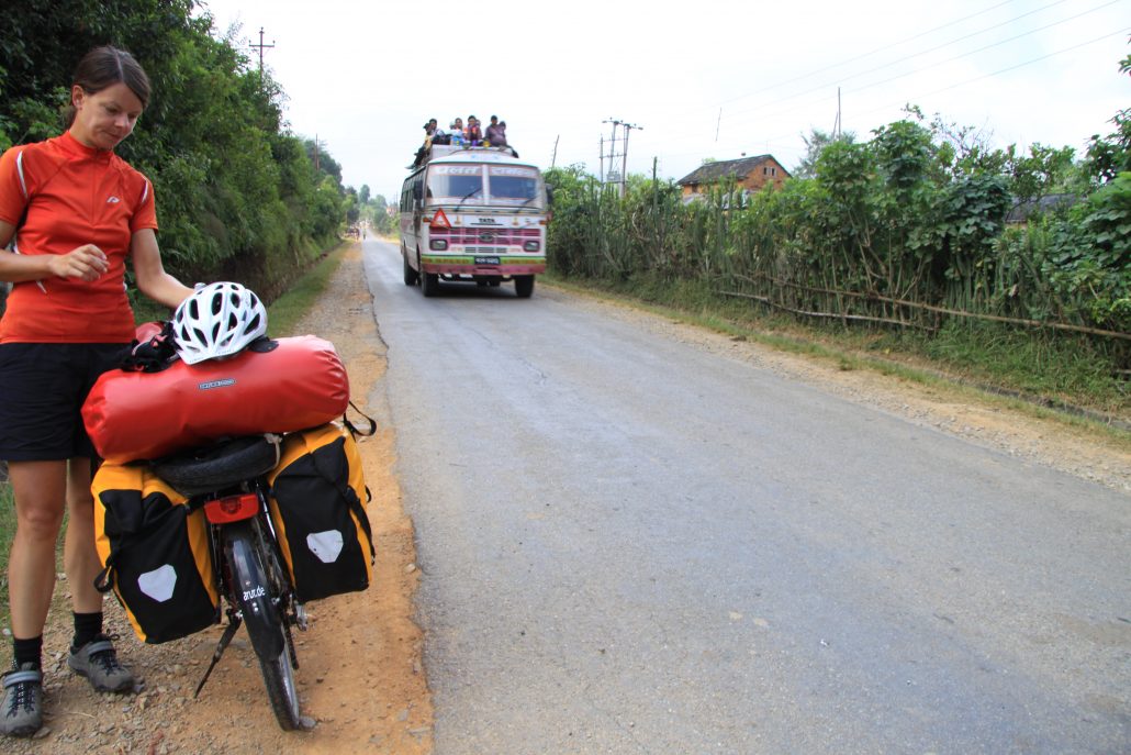 Auf dem Prithvi Rajmarg Highway in Nepal