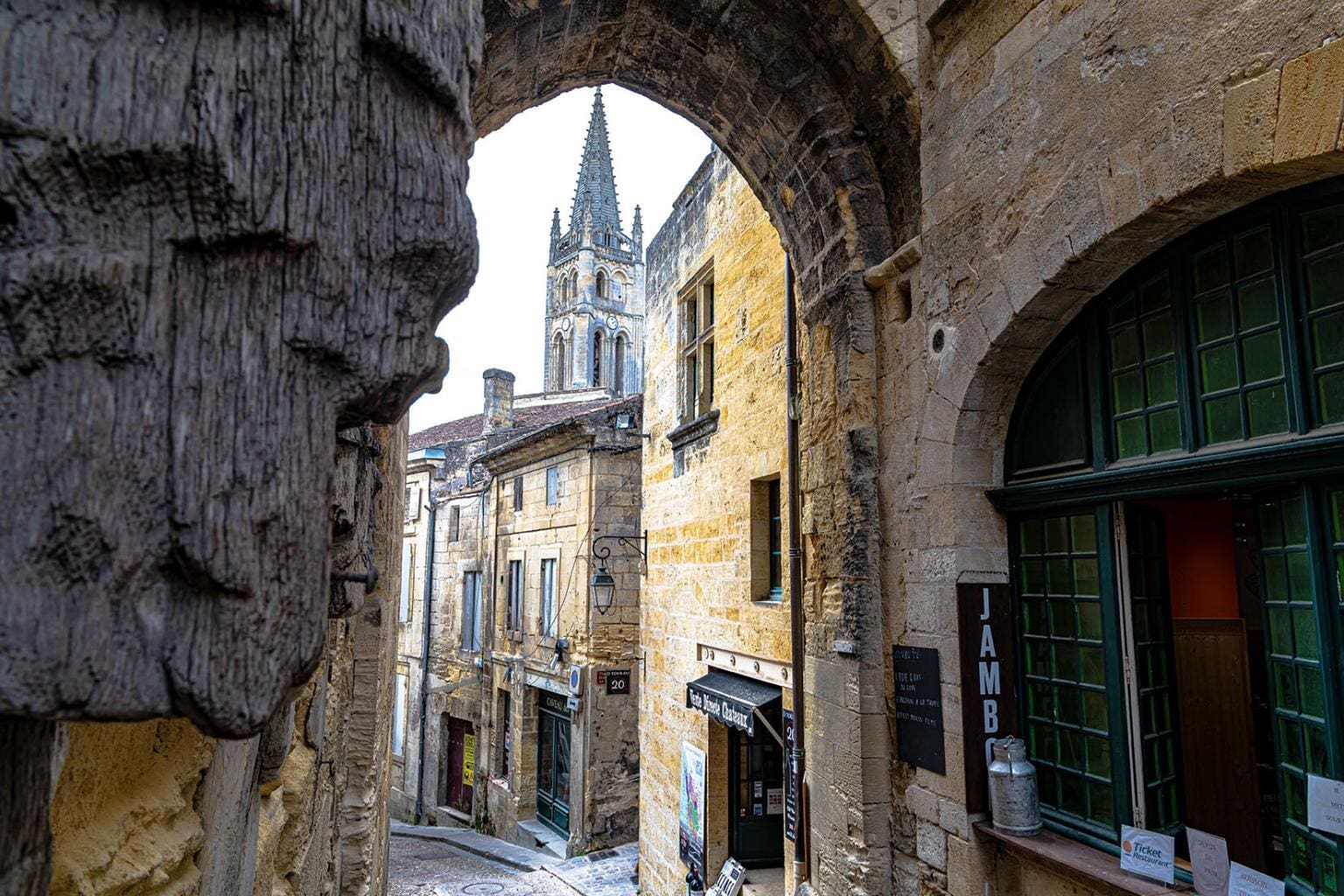 Tor und das Haus von Cadène - Saint Emilion