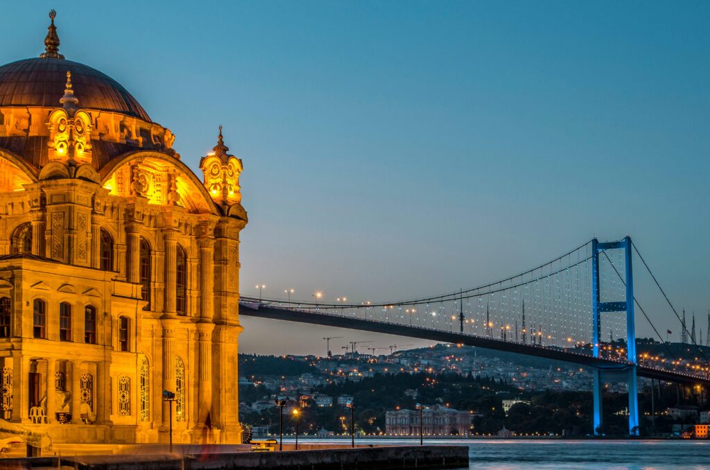 Foto von Burak Karaduman: https://www.pexels.com/de-de/foto/brown-concrete-dome-gebaude-in-der-nacht-1549326/