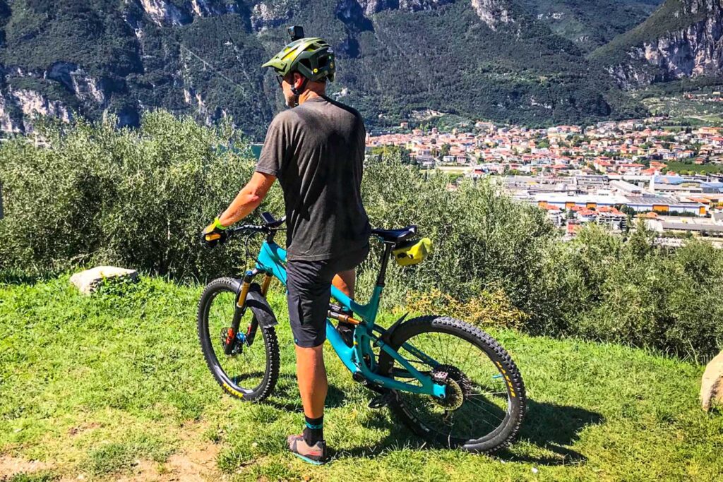 Yeti TurQ dot Air Short
