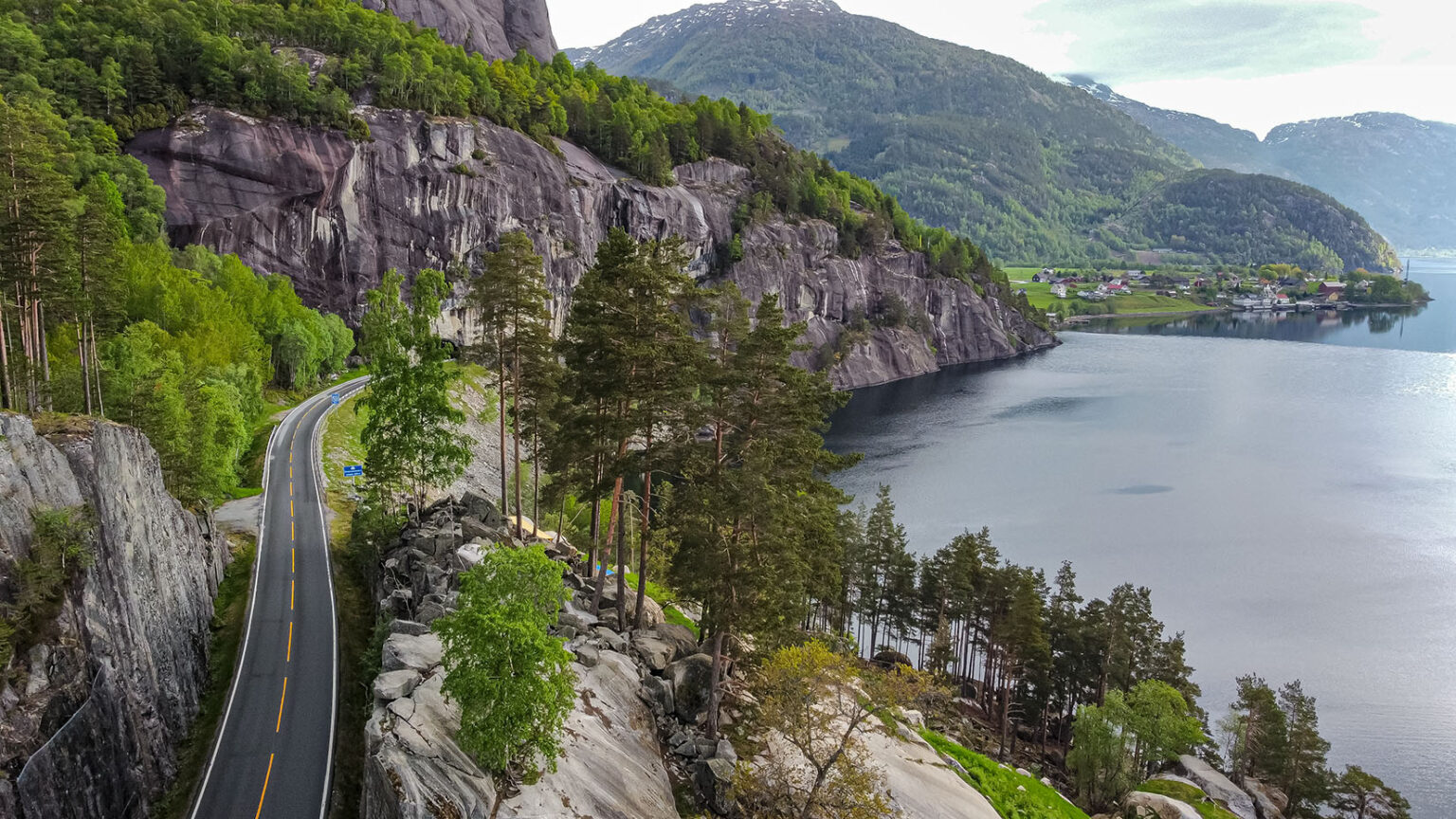 Straße Richtung Rodal Fjord